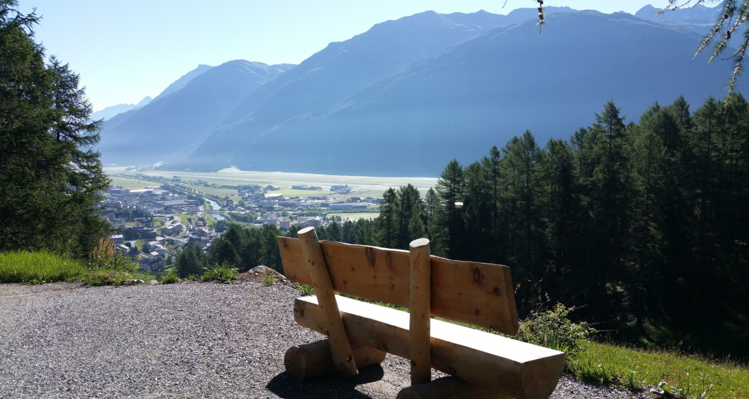 Sitzbänke Cristolais - Aussicht Samedan (oua_620279134_image) Sitzbänke Cristolais - Aussicht Samedan (oua_620279134_image)