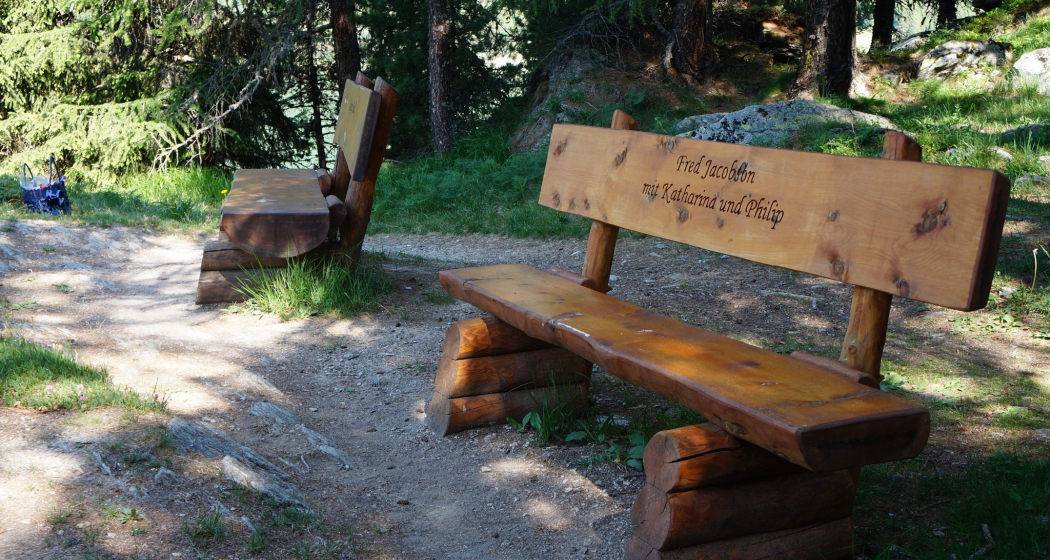 Sitzbänkli auf Halbinsel Chastè (oua_620279174_image) Sitzbänkli auf Halbinsel Chastè (oua_620279174_image)