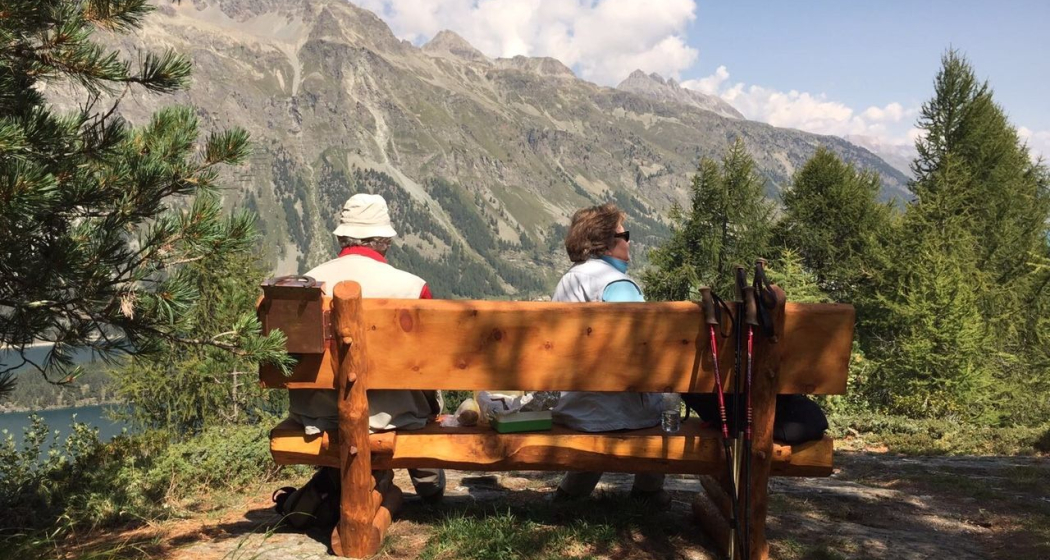 Sitzbänkli "che bels mumaints" auf Muotta da Güvè (oua_620279757_image) Sitzbänkli "che bels mumaints" auf Muotta da Güvè (oua_620279757_image)