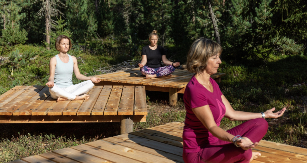 Yogaplattformen im Stazerwald (oua_620280091_image) Yogaplattformen im Stazerwald (oua_620280091_image)