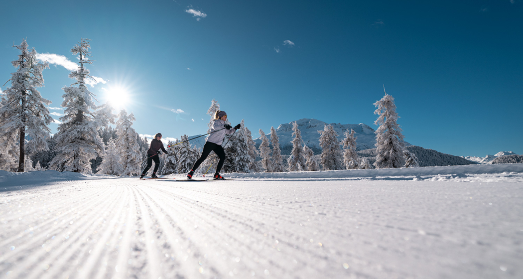 Die ersten Spuren auf der Loipe ziehen (©️ Filip Zuan)