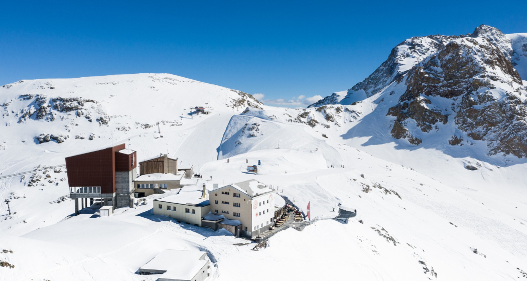 Bergstation Diavolezza mit Blick auf Sass Queder