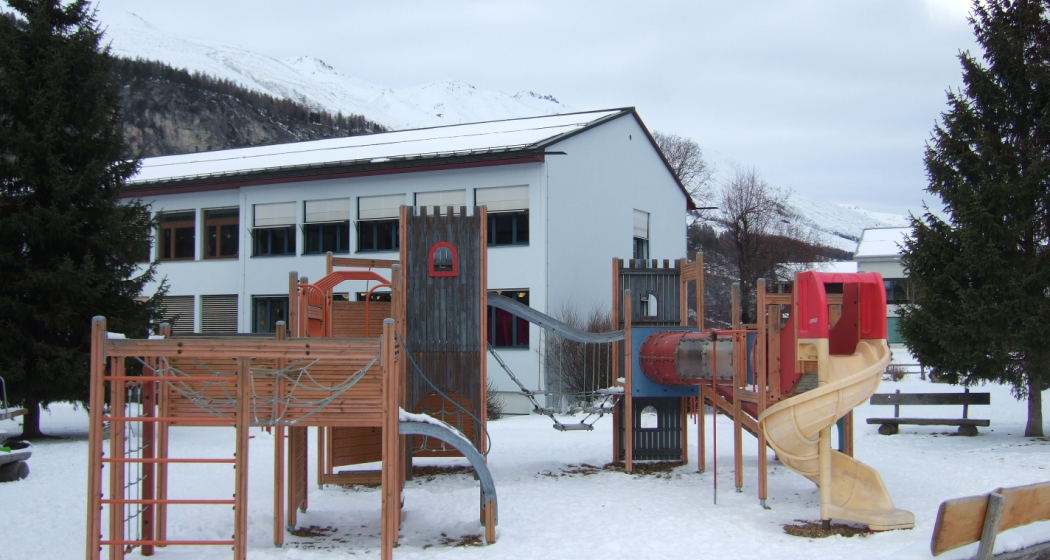 Kinderspielplatz Schulhaus (oua_63105758_image)