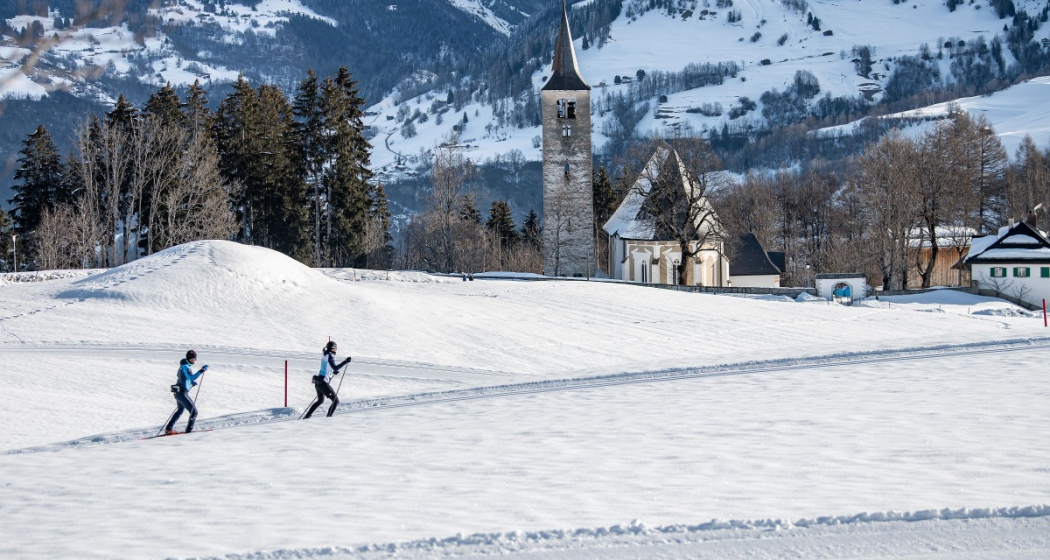 Loipe mit der Kirche Pleif Loipe mit der Kirche Pleif