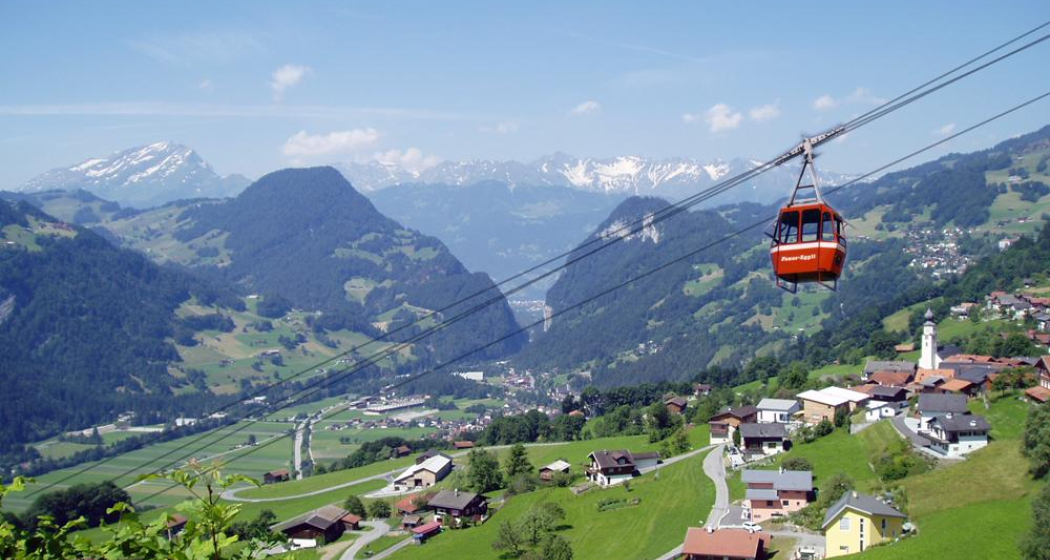 Das sonnige Dorf Fanas mit der Seilbahn im Vordergrund Das sonnige Dorf Fanas mit der Seilbahn im Vordergrund