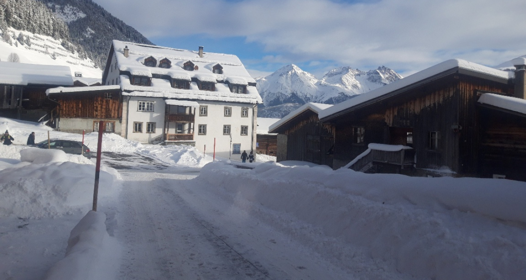 In Sedrun am weissen Haus vorbei In Sedrun am weissen Haus vorbei
