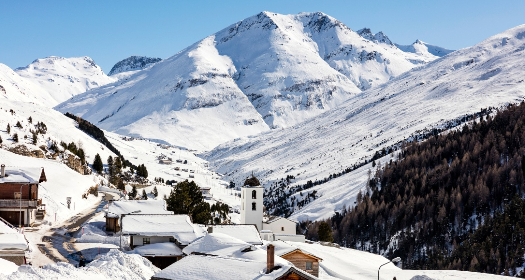 Avers Cresta mit Wengahorn im Hintergrund Avers Cresta mit Wengahorn im Hintergrund