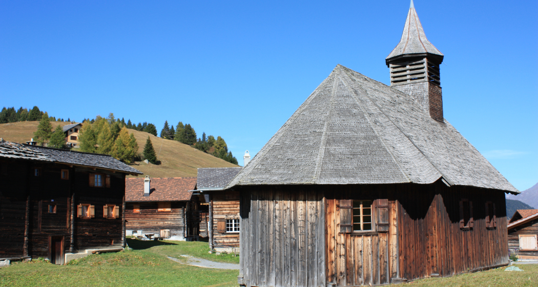 Etappe 6: Holzkirche in Obermutten Etappe 6: Holzkirche in Obermutten