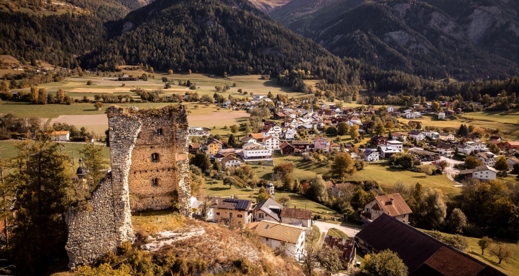 Ruine Alt Sins mit Paspels Ruine Alt Sins mit Paspels