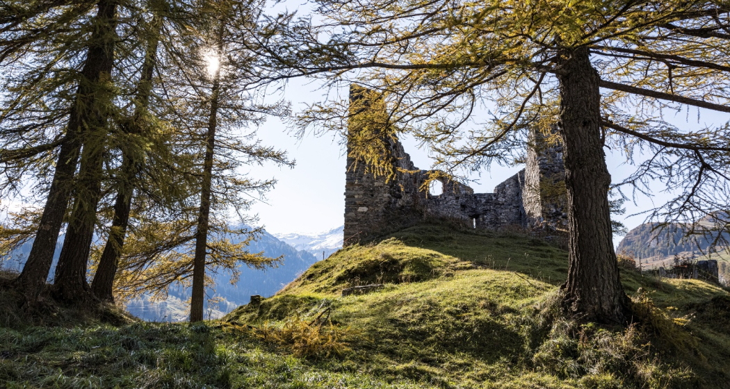 Die Burgruine Splügen im Herbst Die Burgruine Splügen im Herbst