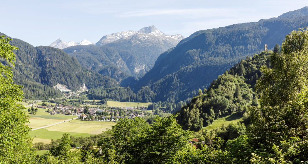 Die Burgruine Cagliatscha hoch über dem Schams Die Burgruine Cagliatscha hoch über dem Schams