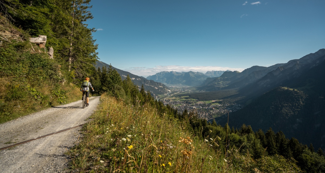 Abfahrt von Brambrüesch mit Blick ins Bündner Rheintal Abfahrt von Brambrüesch mit Blick ins Bündner Rheintal