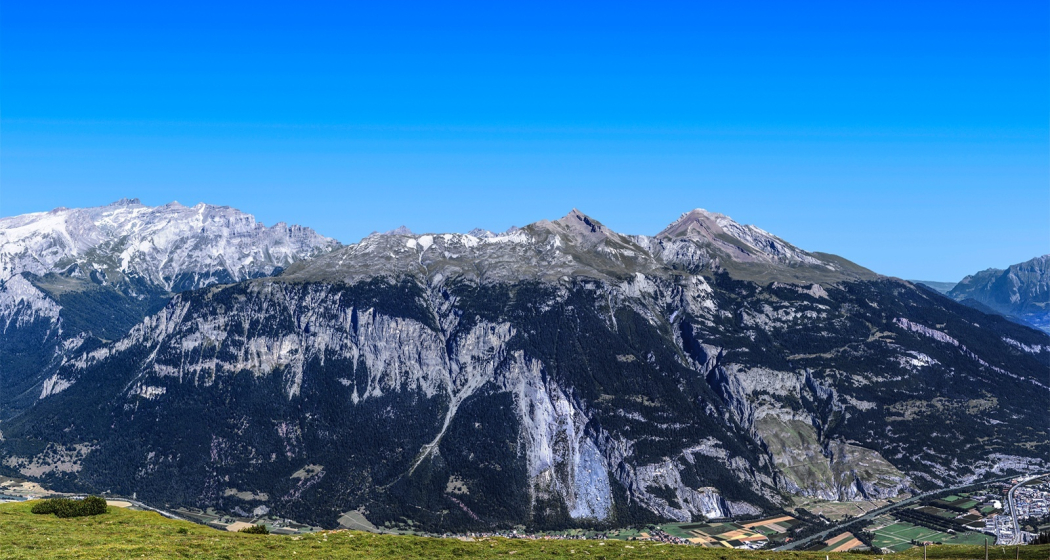 Das eindrückliche Calanda-Massiv, von Brambrüesch aus gesehen (links der Ringelspitz)