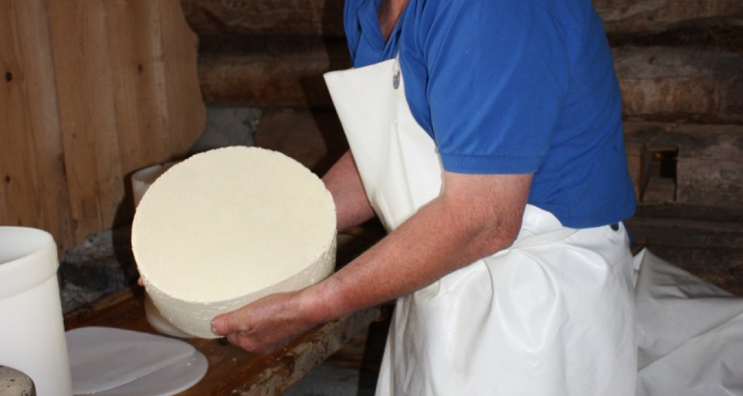 Etappe 18: Alte Sennerei am Strassberg im Fondei, Walter Gadient am Käsen