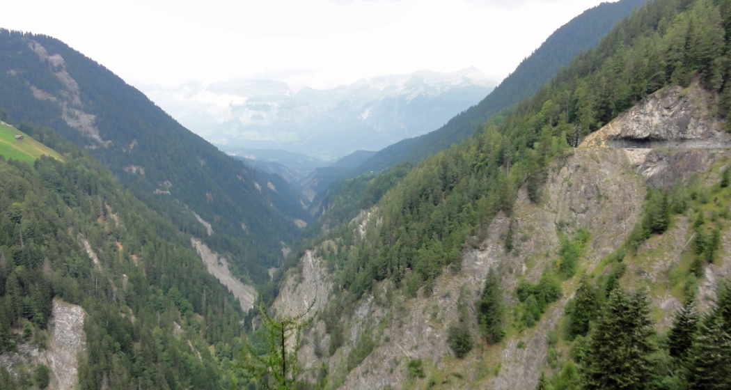 Alter Schyn Weg in der Felsflanke Alter Schyn Weg in der Felsflanke