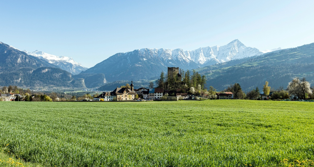 Paspels mit Schloss Sins Paspels mit Schloss Sins