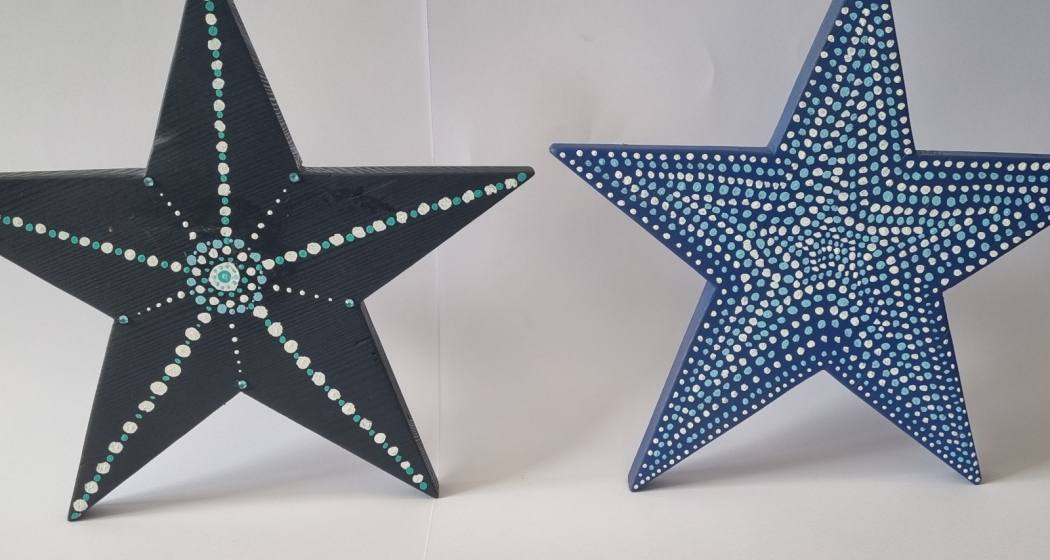 Zwei Sterne auf einem weissen Hintergrund.