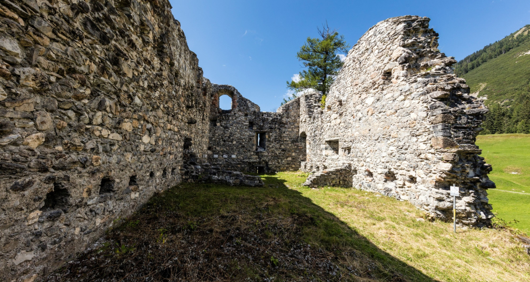 Burgruine Splügen innen Burgruine Splügen innen