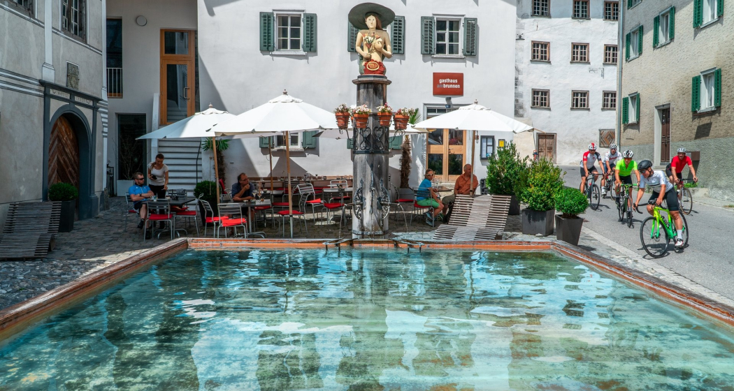 Einer der grössten Holzbrunnen in Europa. Baden ist schwierig, aber ein Kaffee trinken vor dem harten Aufstieg gut möglich. Einer der grössten Holzbrunnen in Europa. Baden ist schwierig, aber ein Kaffee trinken vor dem harten Aufstieg gut möglich.