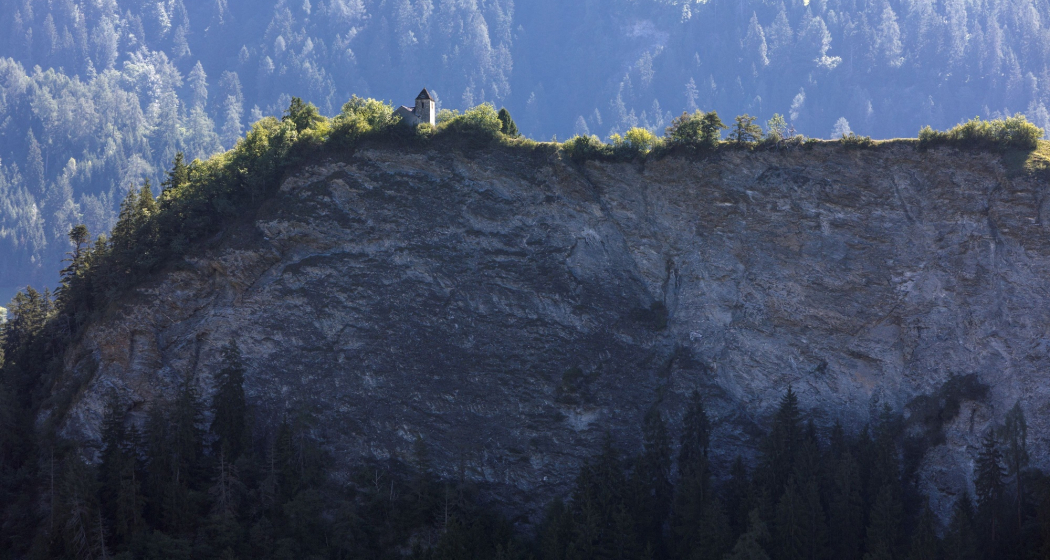 Die Kapelle St. Lorenz bei Paspels vom Heinzenberg aus Die Kapelle St. Lorenz bei Paspels vom Heinzenberg aus