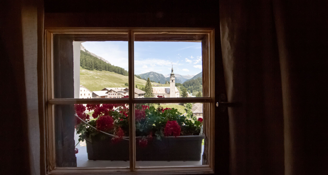 Splügen im Sommer vom Hotel Alte Herberge Weiss Kreuz Splügen im Sommer vom Hotel Alte Herberge Weiss Kreuz