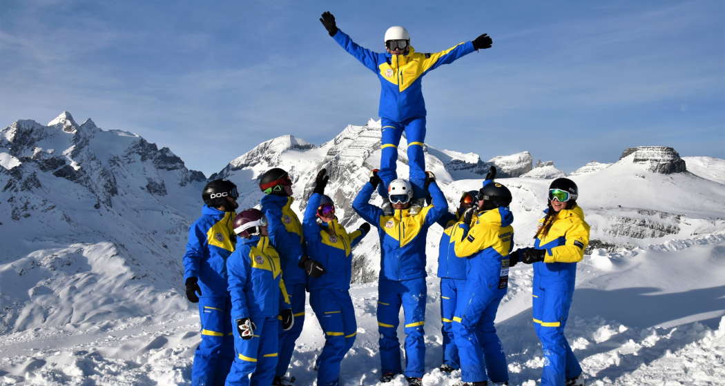 Das Foto zeigt die Skilehrer auf der Piste Das Foto zeigt die Skilehrer auf der Piste