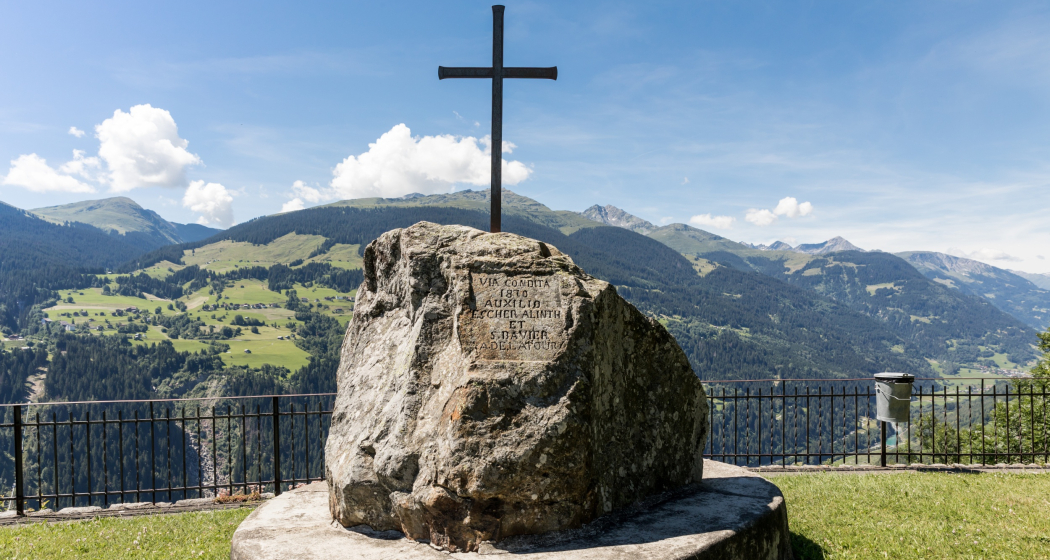 Das Foto zeigt ein grosser Stein mit einem Kreuz drauf Das Foto zeigt ein grosser Stein mit einem Kreuz drauf