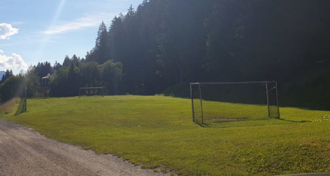 Das Foto zeigt den Fussballplatz neben dem Brigelser See Das Foto zeigt den Fussballplatz neben dem Brigelser See