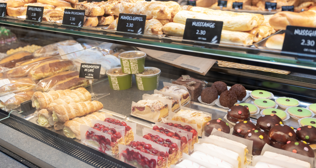 Das Foto zeigt die verschiedene Desserts der Bäckerei Das Foto zeigt die verschiedene Desserts der Bäckerei