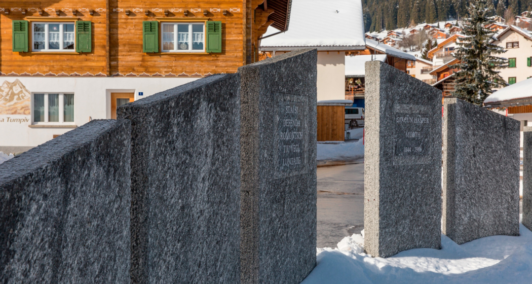 Das Foto zeigt die Gedenkstätte von Giacun Hasper Muoth Das Foto zeigt die Gedenkstätte von Giacun Hasper Muoth