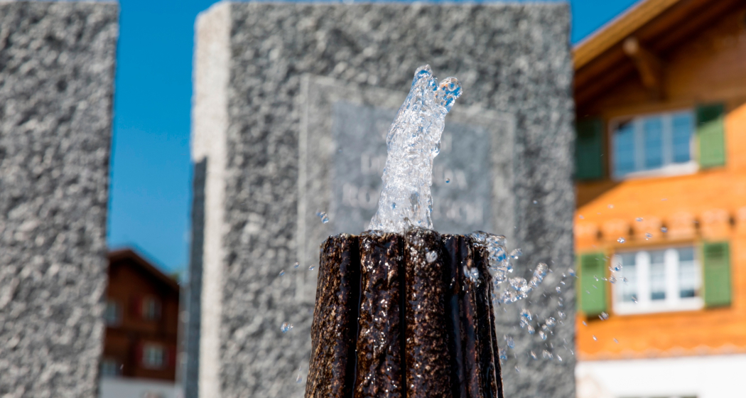 Das Foto zeigt den Brunnen in der Mitte der Gedenkstätte Das Foto zeigt den Brunnen in der Mitte der Gedenkstätte