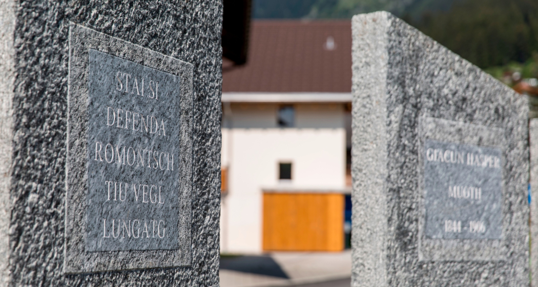 Das Foto zeigt die eingravierten Gedenkestätten Das Foto zeigt die eingravierten Gedenkestätten