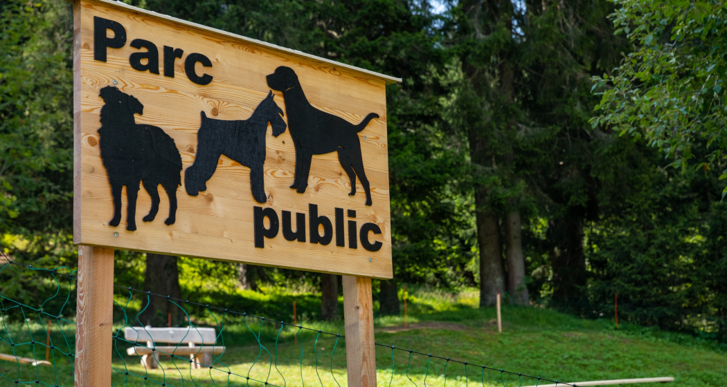 Das Foto zeigt den Eintritt ins Hundepark Stretga