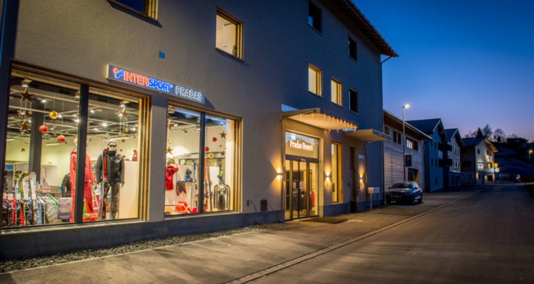 Das Foto zeigt den Eingang beim Intersport Pradas Das Foto zeigt den Eingang beim Intersport Pradas