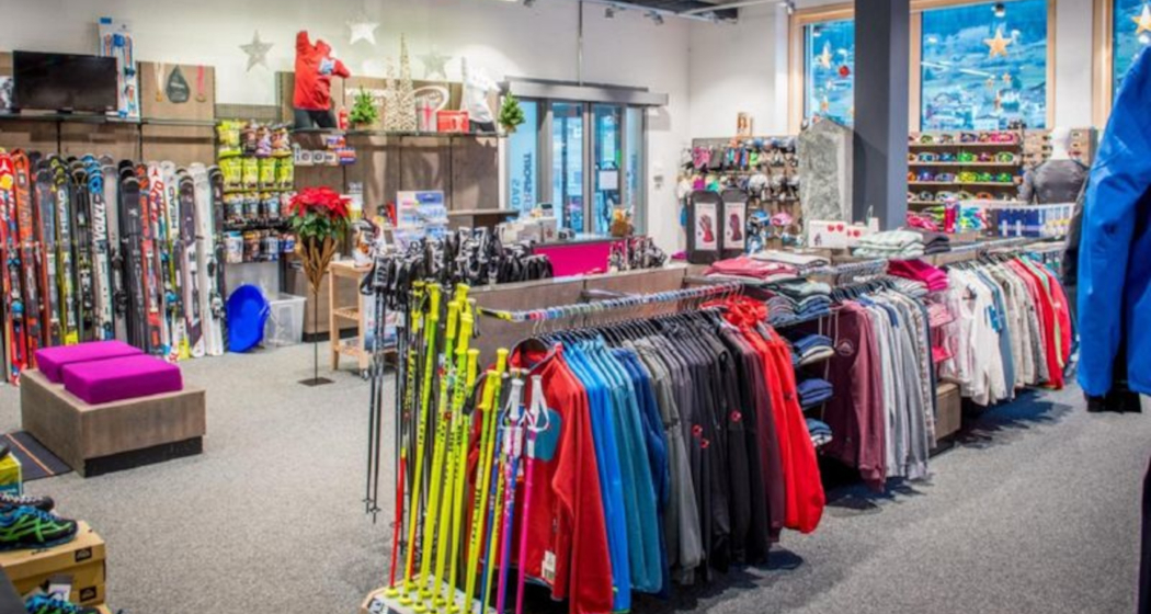 Das Foto zeigt den Intersport Pradas von Innen mit den Sportartikeln Das Foto zeigt den Intersport Pradas von Innen mit den Sportartikeln
