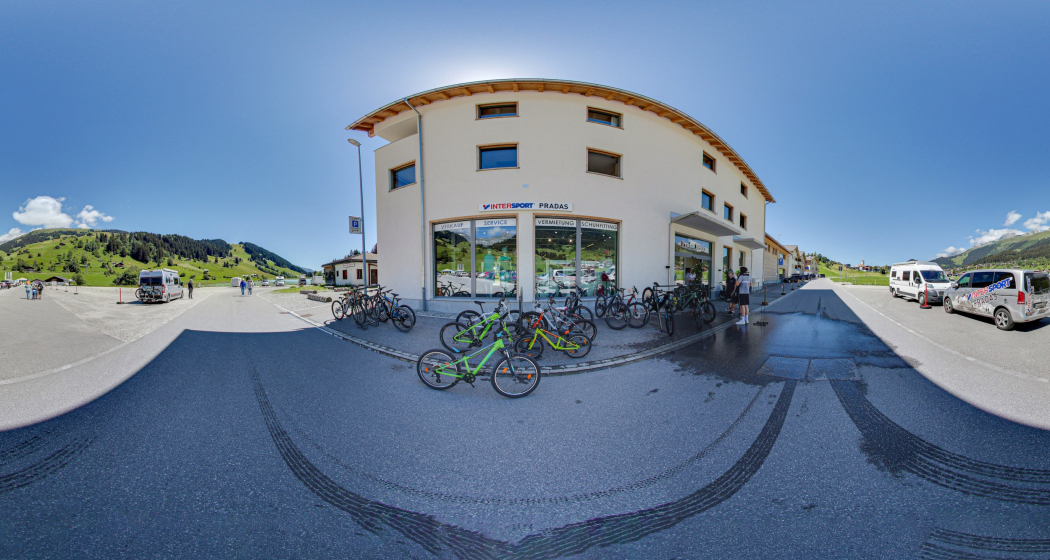 Das Foto zeigt einen 180 Grad Übersicht des Eingangs vom Intersport Pradas Das Foto zeigt einen 180 Grad Übersicht des Eingangs vom Intersport Pradas