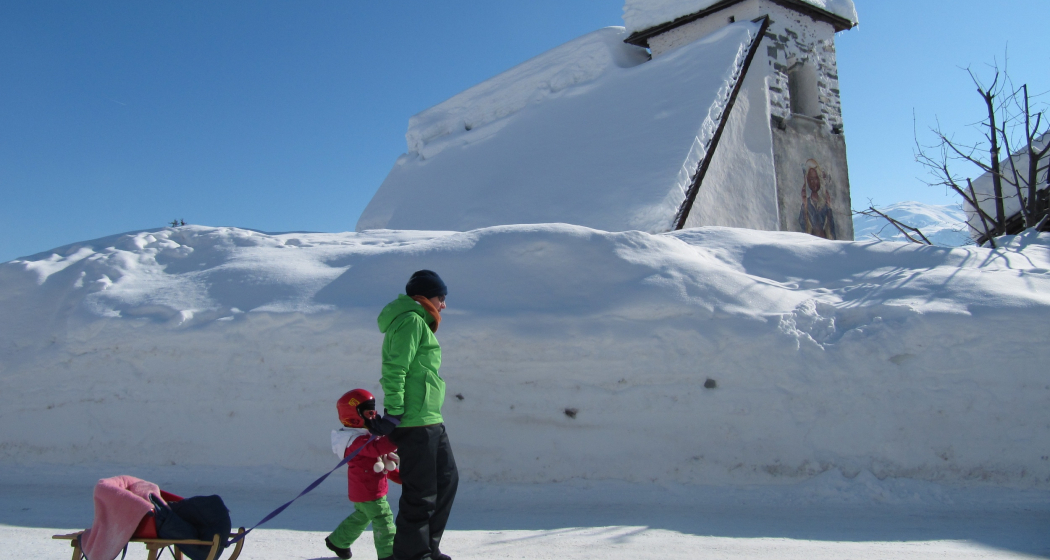 Das Foto zeigt die Kapelle St. Martin im Winter und ein Vater läuft mit ihrer Tochter vor der Kapelle her Das Foto zeigt die Kapelle St. Martin im Winter und ein Vater läuft mit ihrer Tochter vor der Kapelle her