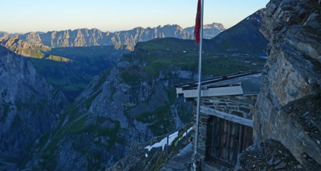 Das Foto zeigt die SAC Hütte vom Kistenpass mit einem schönen Panorama Das Foto zeigt die SAC Hütte vom Kistenpass mit einem schönen Panorama