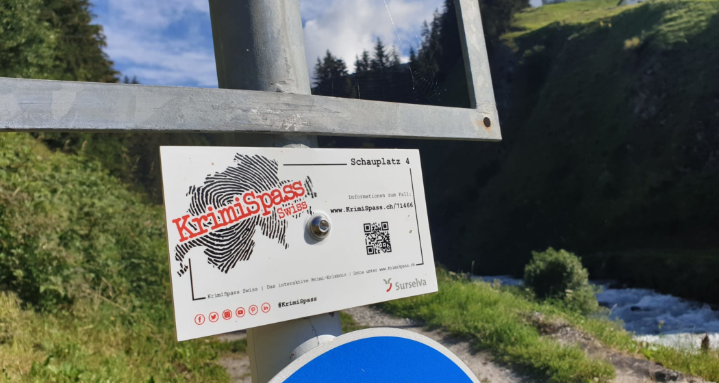 Das Foto zeigt die Tafel, welches man für den Krimispass mit dem Handy einscannen muss