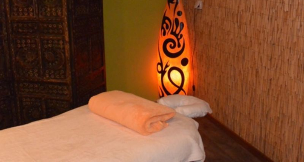 Das Foto zeigt einen Massagebett der Massagepraxis für Frauen Das Foto zeigt einen Massagebett der Massagepraxis für Frauen