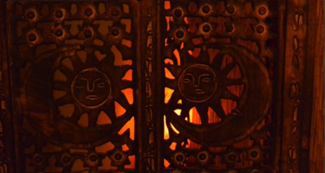 Das Foto zeigt eine schöne Wand mit eine zwei Sonnen eingraviert Das Foto zeigt eine schöne Wand mit eine zwei Sonnen eingraviert