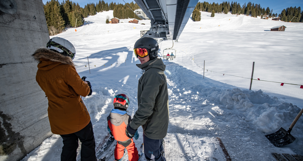 Das Foto zeigt eine Familie die in der Mittelstation im Winter einsteigen