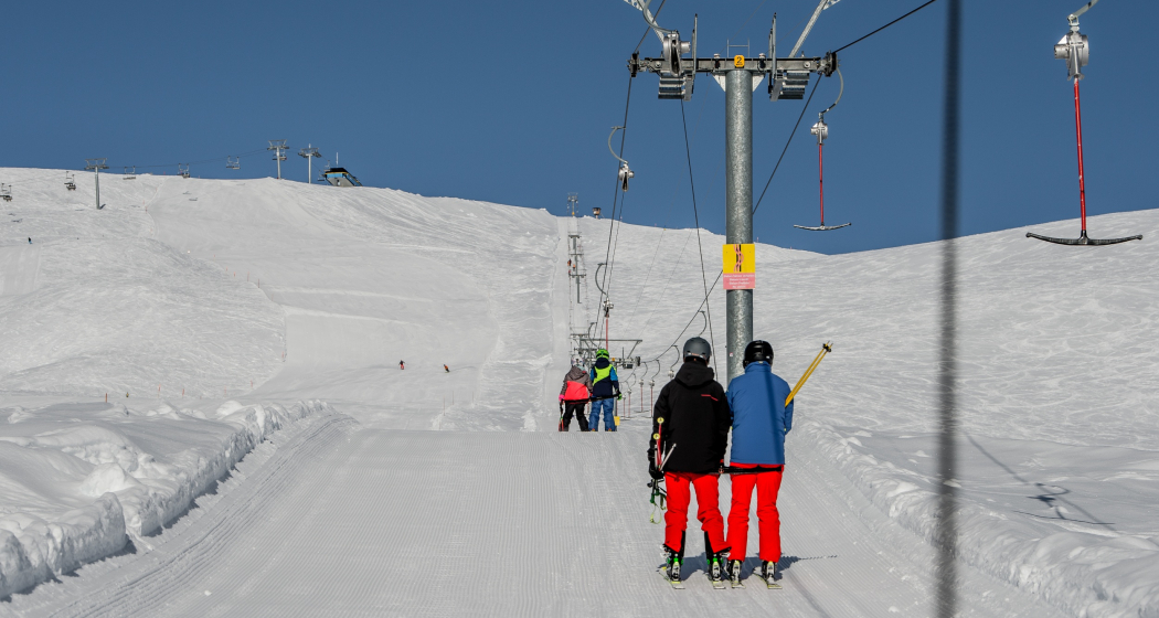 Das Foto zeigt Menschen auf dem Skilift Miret Das Foto zeigt Menschen auf dem Skilift Miret