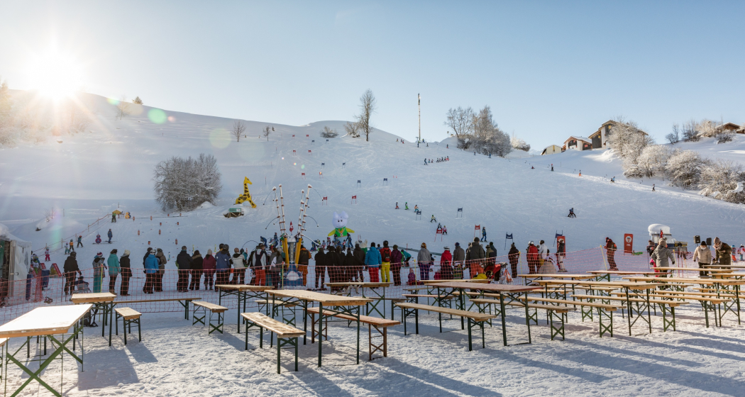 Das Foto zeigt ein Skirennen von Kindern auf dem Übungsgebiet