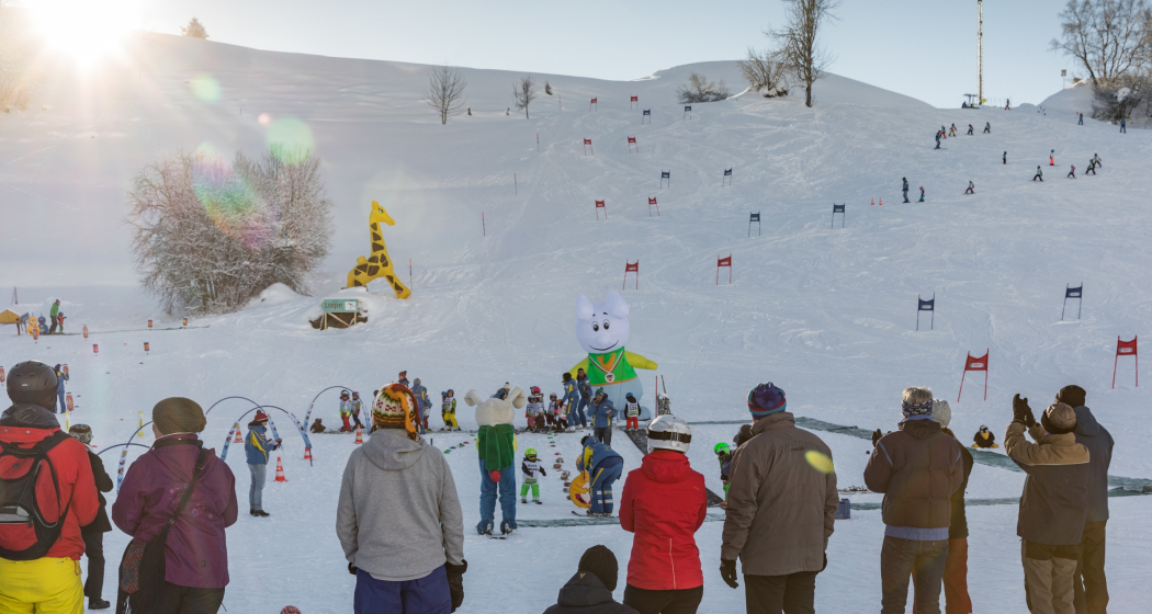 Das Foto zeigt das Maskottchen der Skischule beim Kinder Skirennen