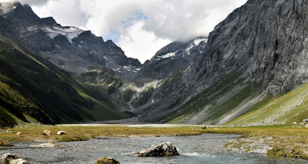 Das Foto zeigt Val Frisal mit dem Fluss namens Flum Das Foto zeigt Val Frisal mit dem Fluss namens Flum