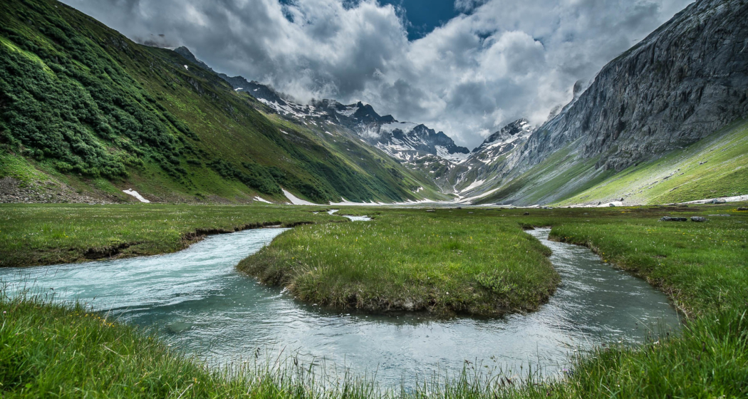 Das Foto zeigt die Val Frisal mit einigen Wolken Das Foto zeigt die Val Frisal mit einigen Wolken