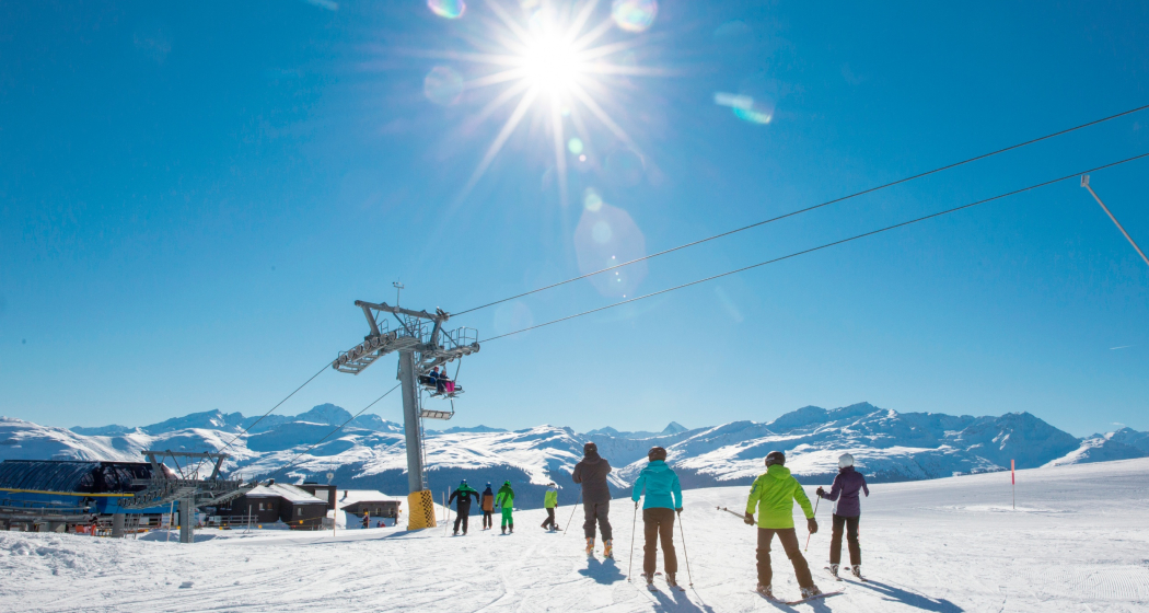 Das Foto zeigt die vierer Sesselbahn in Sonnenstrahlen