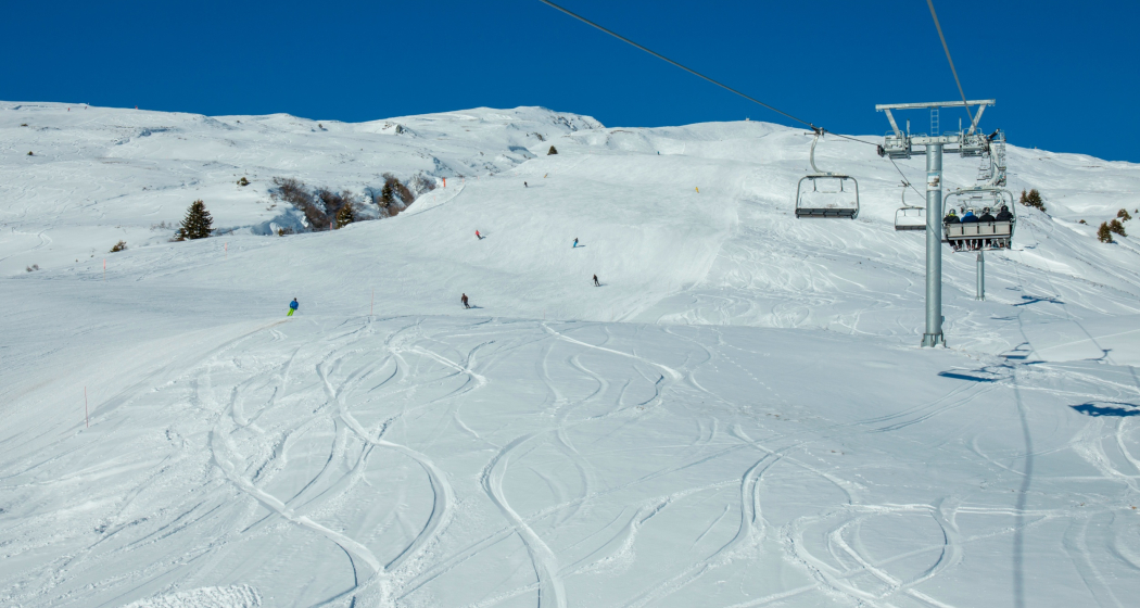 Das Foto zeigt die Skipiste neben der vierer Sesselbahn