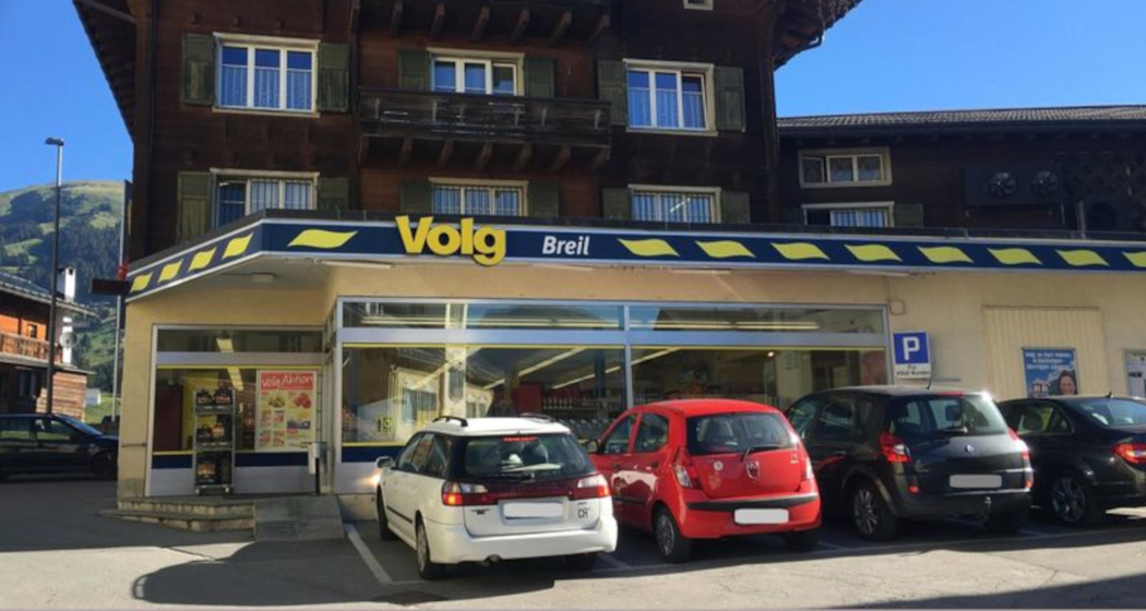 Das Foto zeigt den Eingang und Parkplatz des Volgs in Brigels Das Foto zeigt den Eingang und Parkplatz des Volgs in Brigels